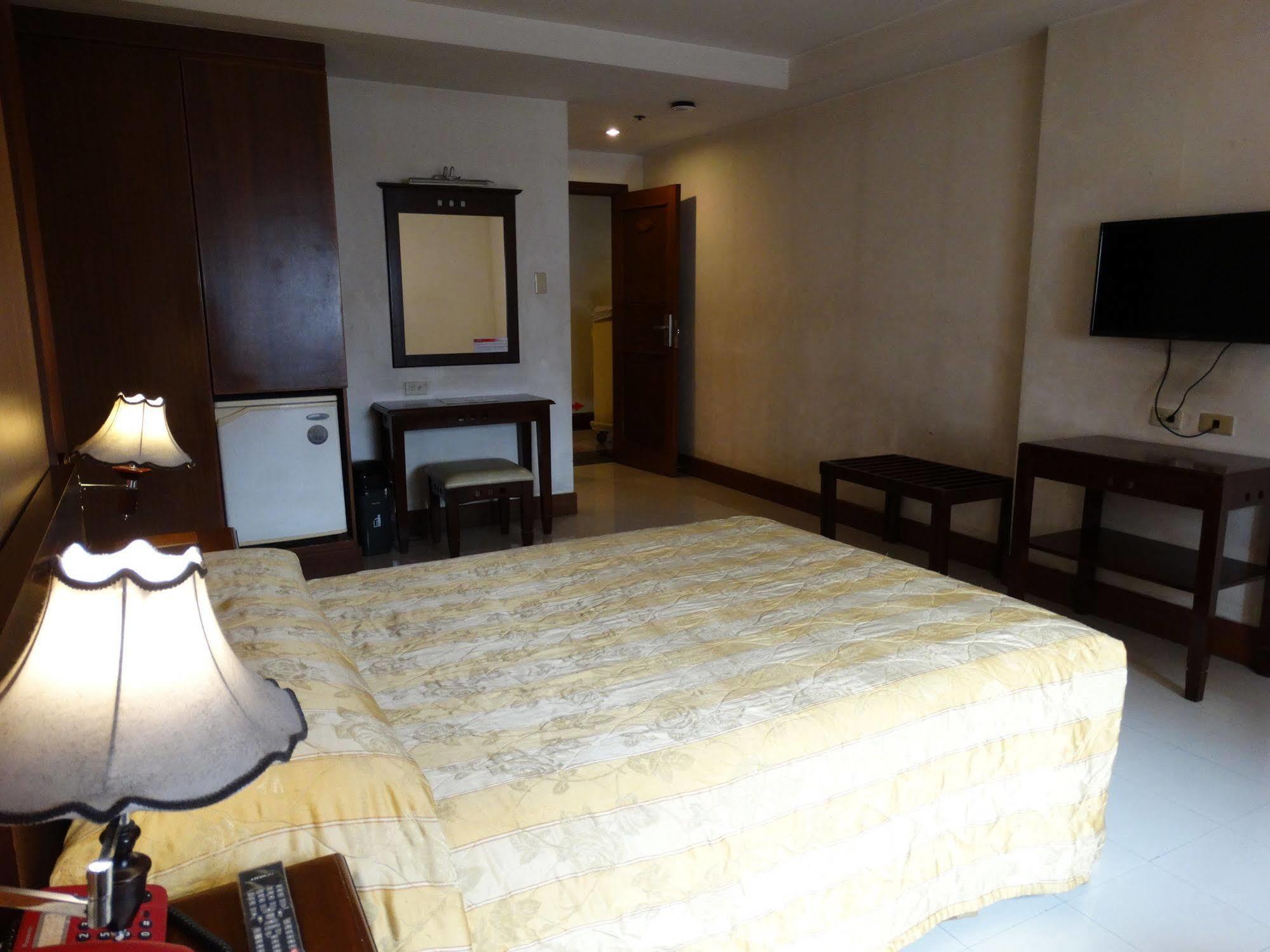 Cherry Blossoms Hotel Manila Exterior foto