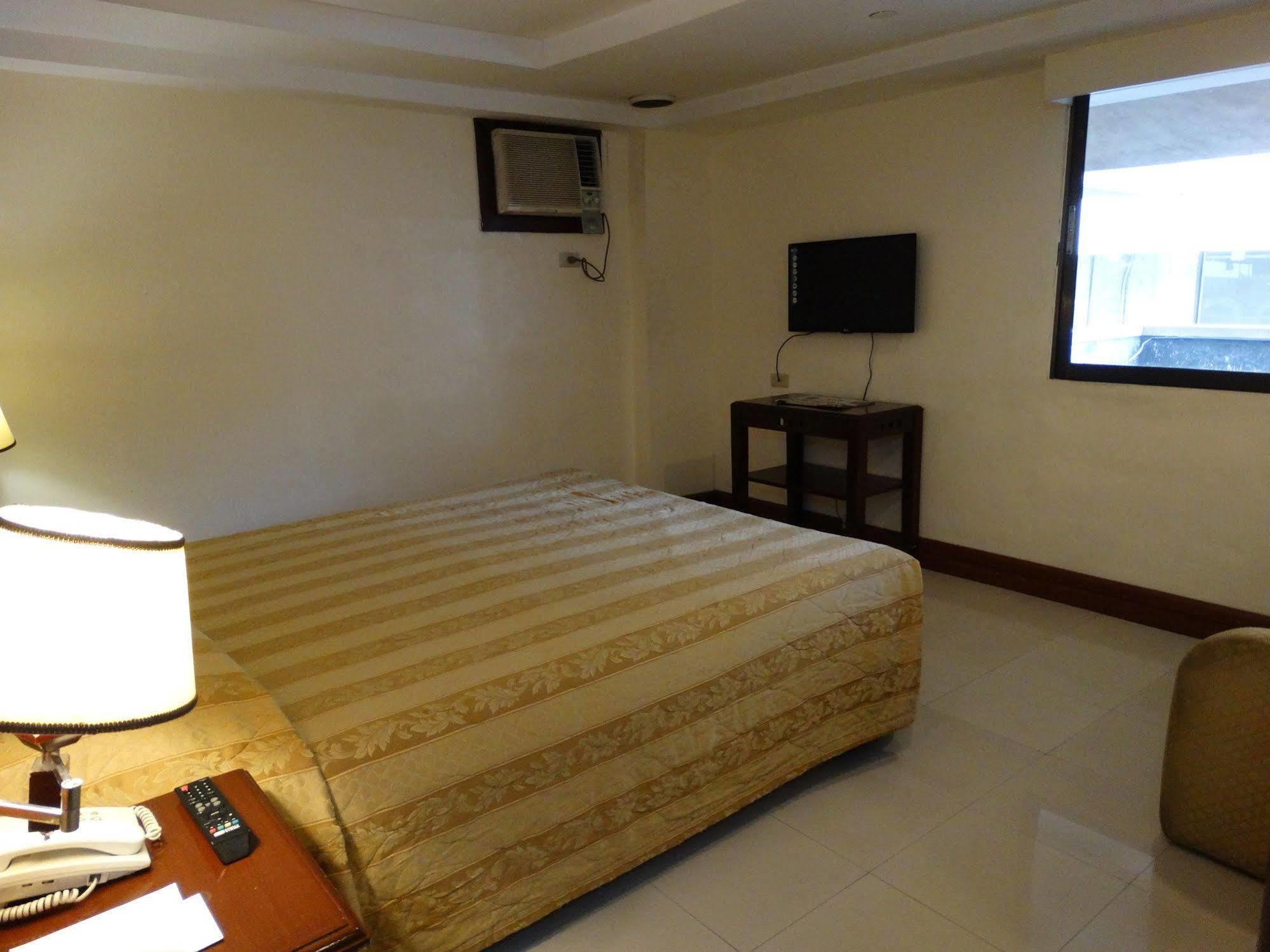 Cherry Blossoms Hotel Manila Exterior foto