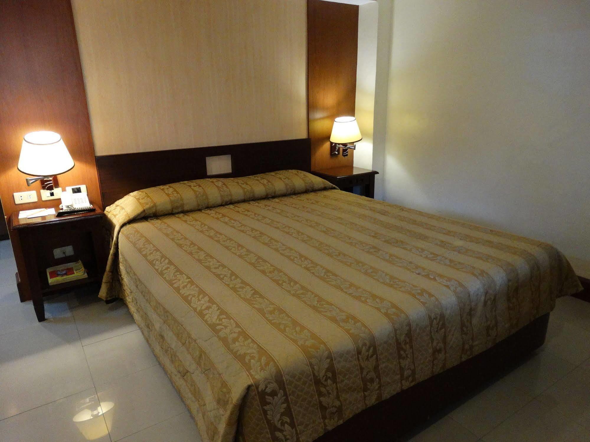 Cherry Blossoms Hotel Manila Exterior foto